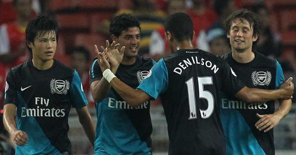 Jogadores do Arsenal comemoram um dos gols marcados no amistoso contra combinado da Malásia. Time inglês nao teve dificuldades para vencer por 4 a 0 (gols de Ramsey, Walcott, Vela e Rosicky)