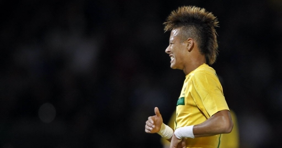 Neymar lamenta erro durante o jogo entre Brasil e Equador
