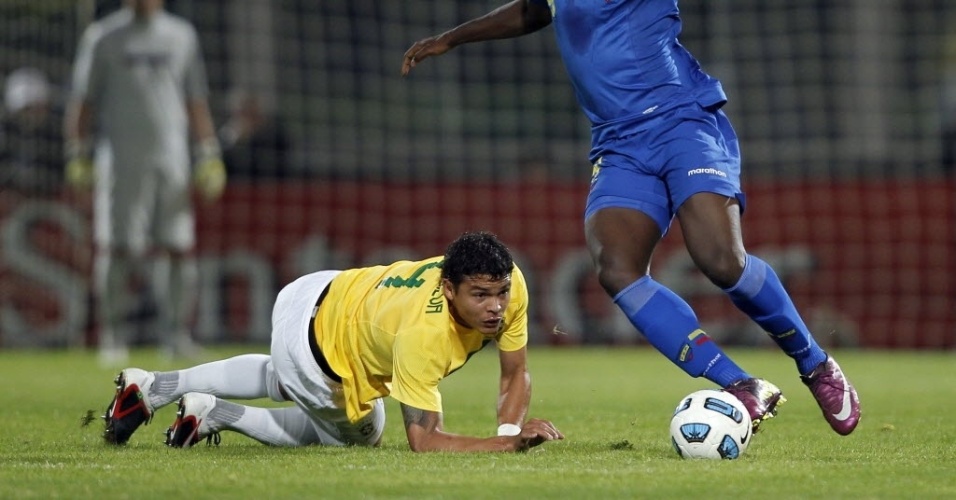 Thiago Silva fica no chão ao tentar marcar jogador equatoriano