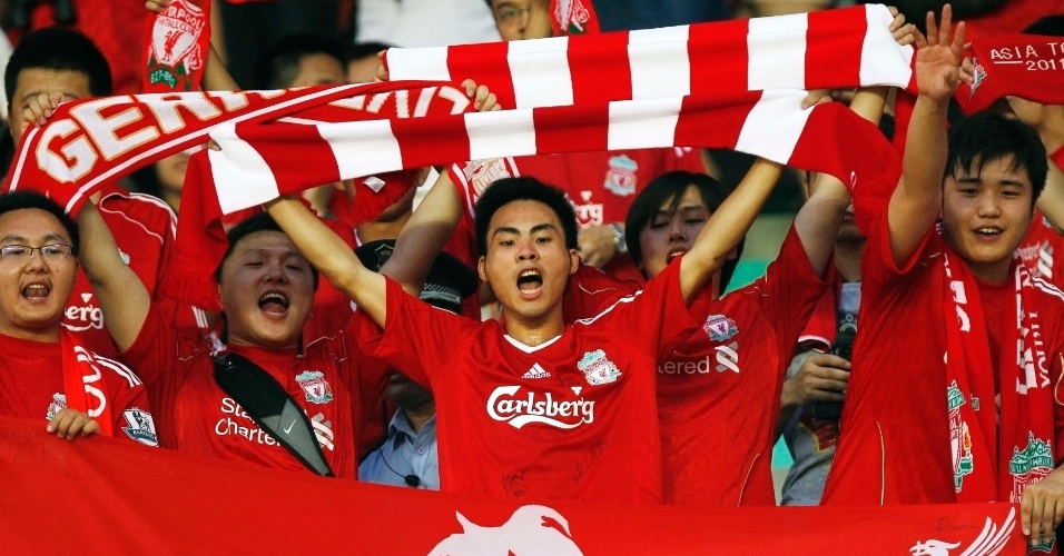 Torcedores chineses comemoram a vitória do Liverpool. Em seu primeiro amistoso nesta pré-temporada, equipe inglesa derrotou o Guangdong Sunray Cave por 4 a 3