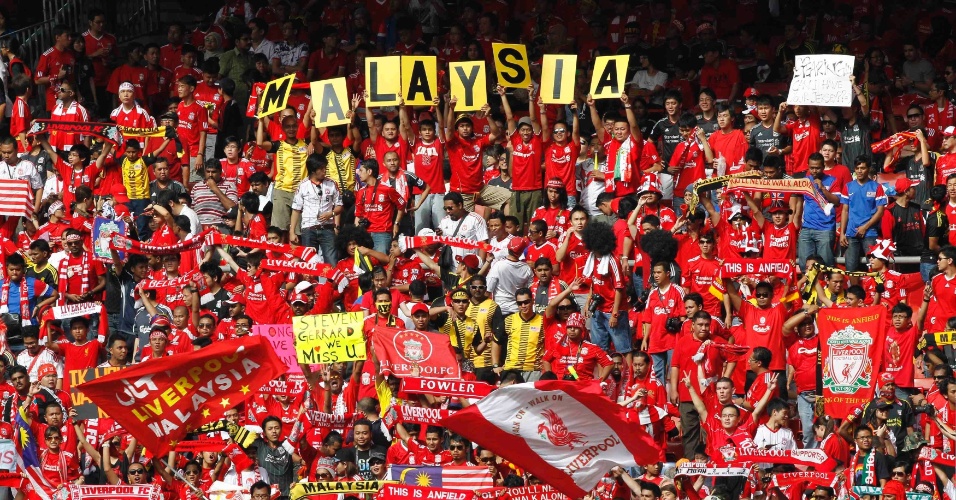 Torcedores do Liverpool marcaram presença em Kuala Lumpur para acompanhar vitória por 6 a 3 do time inglês sobre um combinado malaio