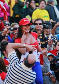 Antes da bola rolar, paraguaia Larissa Riquelme atrai os holofotes de compatriotas e brasileiros; musa promete fazer ensaio no Maracanã se Paraguai vencer o Brasil nas quartas de final da Copa América (17/07/2011) - Mauricio Dueñas/EFE