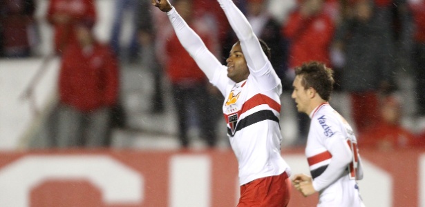 Fernandinho entrou bem no jogo contra o Avaí e deve barrar Dagoberto na quarta-feira