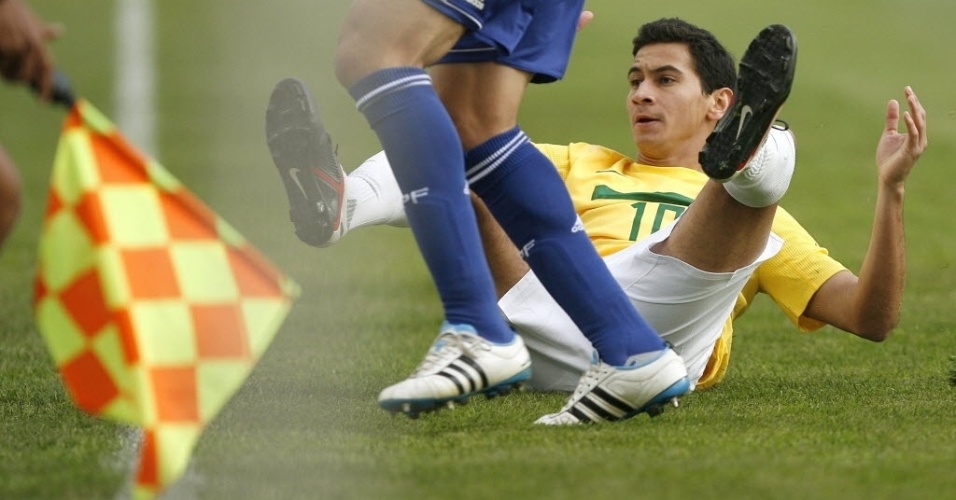 Ganso cai e pede falta na partida contra o Paraguai pela Copa América (17/07/2011)