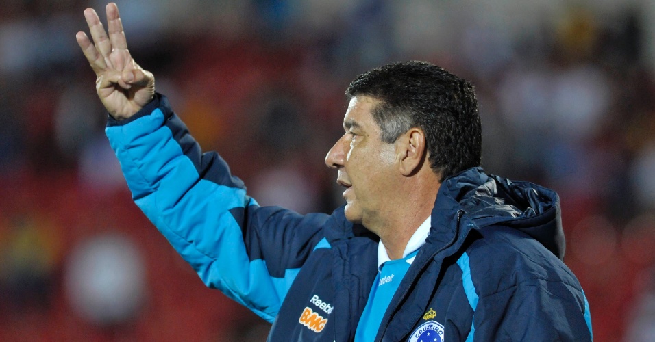 Joel Santana, técnico do Cruzeiro, comanda a equipe na vitória por 2 a 1 sobre o Bahia