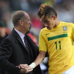 Neymar cumprimenta o técnico Mano Menezes após ser substituído por Fred contra o Paraguai 