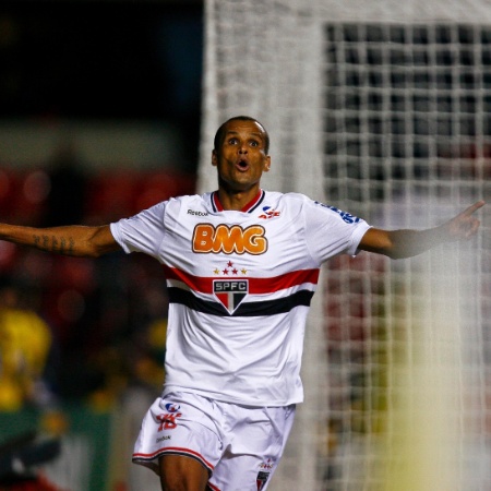 Rivaldo comemora o segundo gol do São Paulo na partida - Eduardo Anizelli/Folhapress