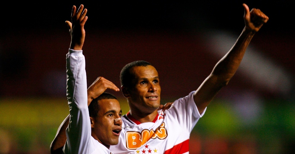 Rivaldo e Lucas comemoram gol do São Paulo no Morumbi