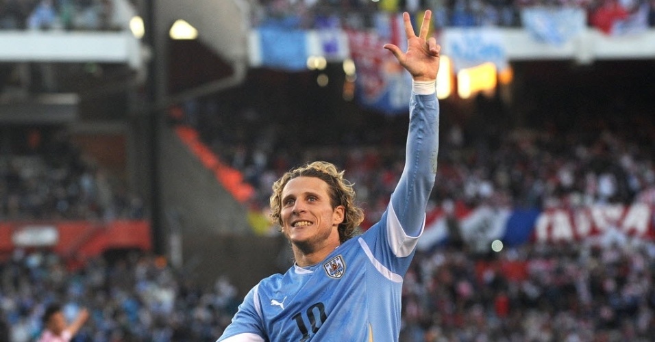 Forlán ergue o braço e agradece à torcida após fazer o terceiro gol do Uruguai contra o Paraguai