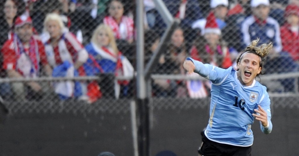 Forlán vibra muito vom o seu gol, o segundo do Uruguai na final da Copa América contra o Paraguai