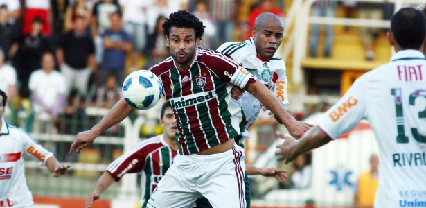 Em Volta Redonda, Fred disputa jogada na vitória do Flu sobre o Palmeiras por 1 x 0 - Caio Amy/Photocamera