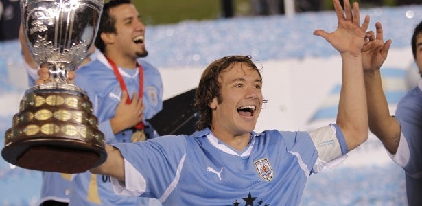 Imagem de Lugano, capitão e um dos símbolos do Uruguai, levantando a taça da Copa  - EFE/Leo La Valle