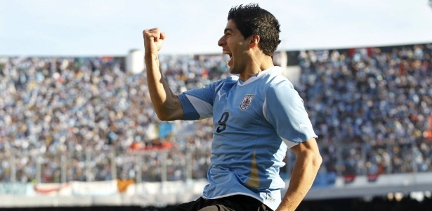 Luis Suárez salta para comemorar o seu gol na final da Copa América - REUTERS/Enrique Marcarian