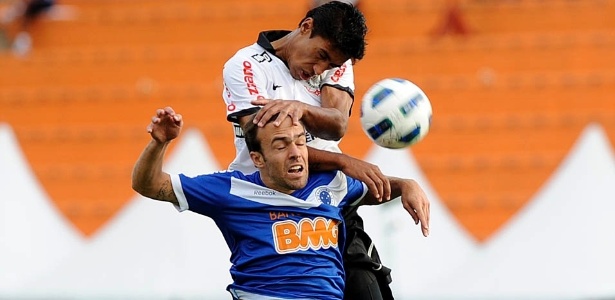 Roger tenta passar pela marcação durante a vitória do Cruzeiro sobre o Corinthians - Junior Lago/UOL
