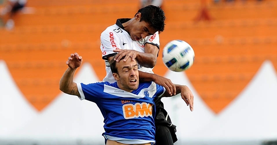 Na torcida por Roger, Deborah Secco acompanha a goleada do Cruzeiro