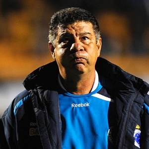 Joel Santana comandou o Cruzeiro em 15 jogos do Brasileirão, com oito vitórias e sete derrotas - Junior Lago/UOL