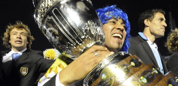 Arévalo Rios carrega a taça da Copa América de 2011, conquistada pelo Uruguai após derrotar o Paraguai por 3 a 0. Milhares de torcedores foram ao estádio Centenário, em Montevidéu - Victoria Rodríguez/EFE