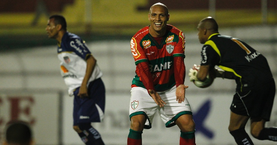 Artilheiro da líder Portuguesa na Série B, Edno gesticula no empate com o Americana, no Canindé (26/07/2011)