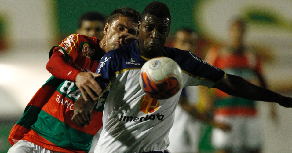 Fernandinho tenta jogada pelo Americana em jogo contra a líder Portuguesa (26/07/2011)
