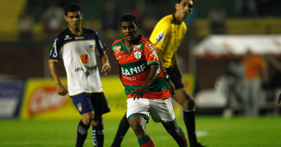Henrique tenta jogada pela Portuguesa no empate sem gols com o Americana (26/07/2011)