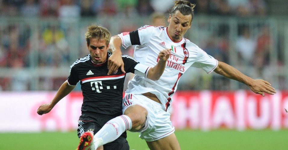 Ibrahimovic briga pela bola com Lahm na partida entre Milan e Bayern de Munique (26/07/11)