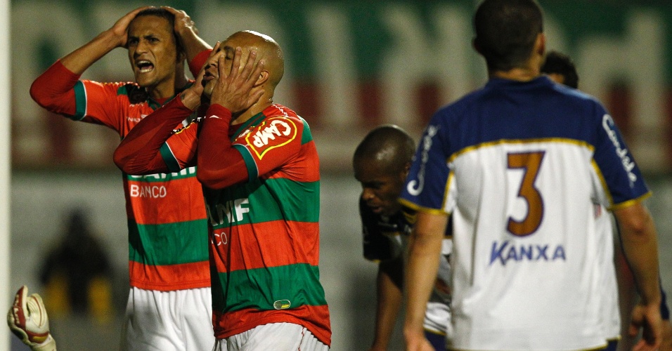 Jogadores da Portuguesa lamentam chance perdida no empate sem gols com o Americana (26/07/2011)