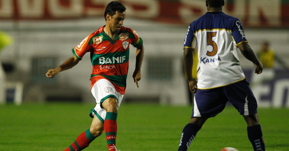 Marco Antônio carrega a bola pela Portuguesa no jogo contra o Americana (26/07/2011)