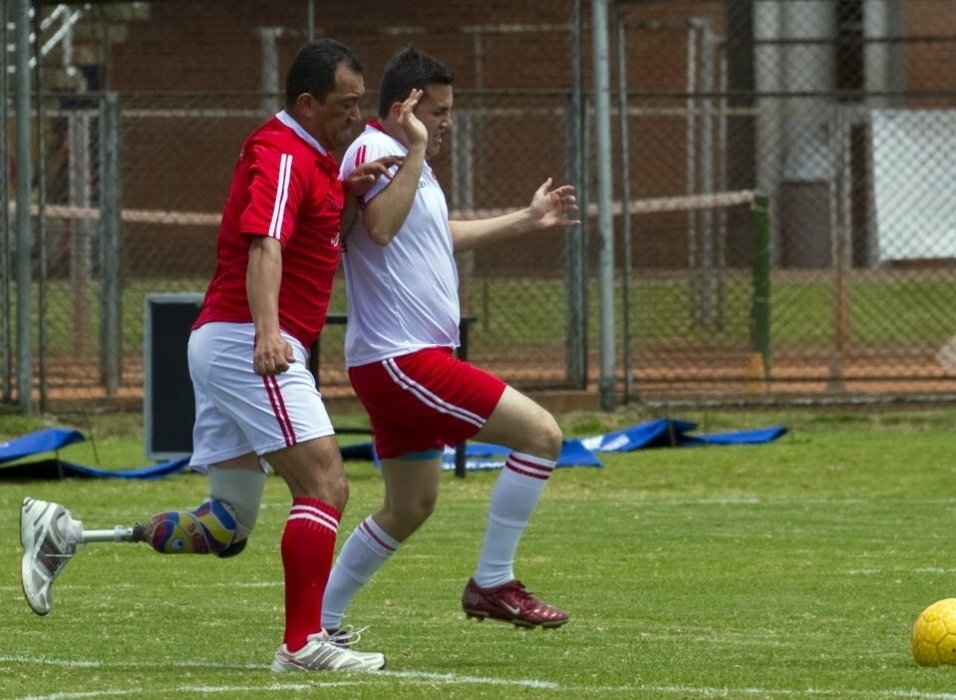 Equipe formada por vítimas de minas terrestres enfrenta seleção de ex-jogadores colombianos em amistoso organizado para promover o Mundial Sub-20 em Bogotá - Luis Acosta/AFP