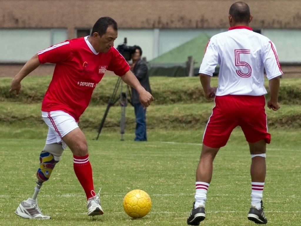 Equipe formada por vítimas de minas terrestres enfrenta seleção de ex-jogadores colombianos em amistoso organizado para promover o Mundial Sub-20 em Bogotá - Luis Acosta/AFP