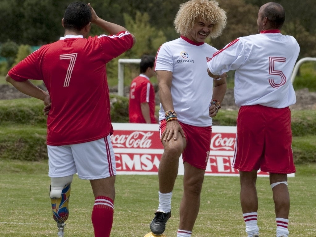 Ex-jogador colombiano Carlos Valderrama participa de amistoso contra time formado por vítimas de minas terrestres  - Luis Acosta/AFP