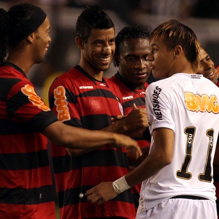 Neymar exibe novo penteado na Vila Belmiro e jogadores do Flamengo tiram sarro do santista. Na internet, o visual de Neymar também já repercute, comparando o atacante com a sambista Mart'nália e criando o Neymartnália 