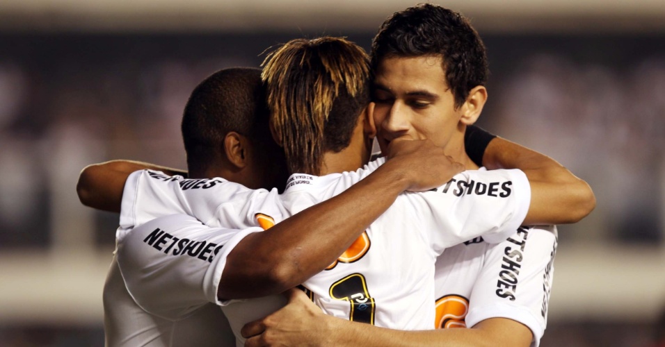 Neymar, Ganso e Borges se abraçam para comemorar quarto gol santista na Vila Belmiro