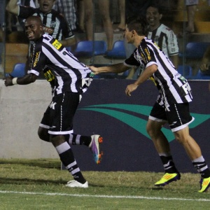 Marcelo Nicácio (e) fez os 2 gols do Ceará ante o Atlético-PR e se tornou o vice-artilheiro da equipe - LC Moreira/AE