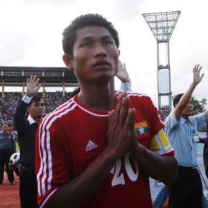 Khin Maung Lwin, capitão da seleção de Mianmar, pede calma à torcida, revoltada com vitória do Omã