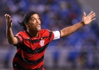 Victor falha, Ronaldinho marca contra ex-clube, Fla vence e dorme na segunda posição