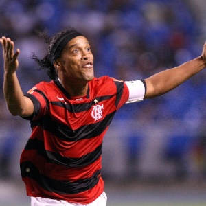 Ronaldinho comemora um gol marcado com a atual camisa "limpa": dias contados para o modelo - Fábio Castro/AGIF
