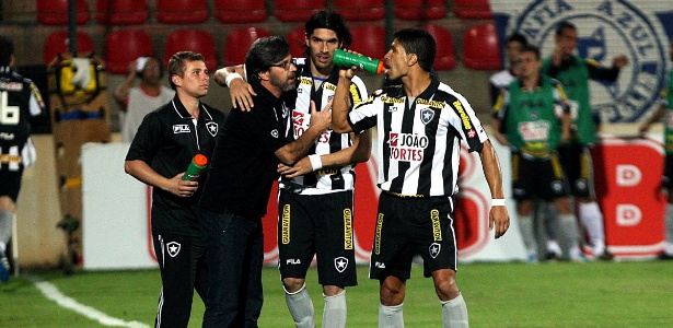 Loco Abreu retornou ao Botafogo em grande estilo e garantiu o triunfo alvinegro - DANIEL IGLESIAS/O TEMPO/AE