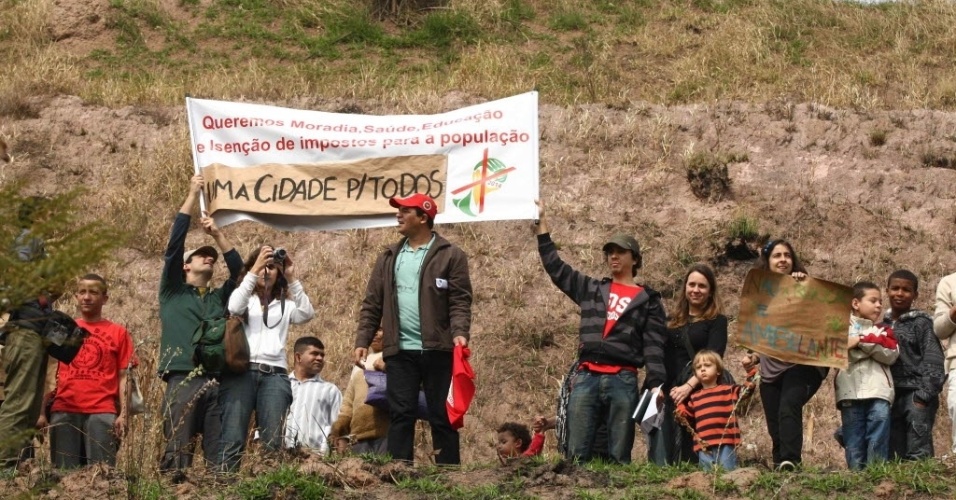 Em Itaquera, manifestação contra a Copa de 2014 levou o movimento dos sem-teto a questionar os investimentos no estádio do Corinthians (30/07/2011)