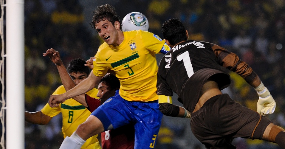 Goleiro Ahmed Elshenawi se estica e evita cabeçada do zagueiro brasileiro Bruno Uvini em empate em 1 a 1