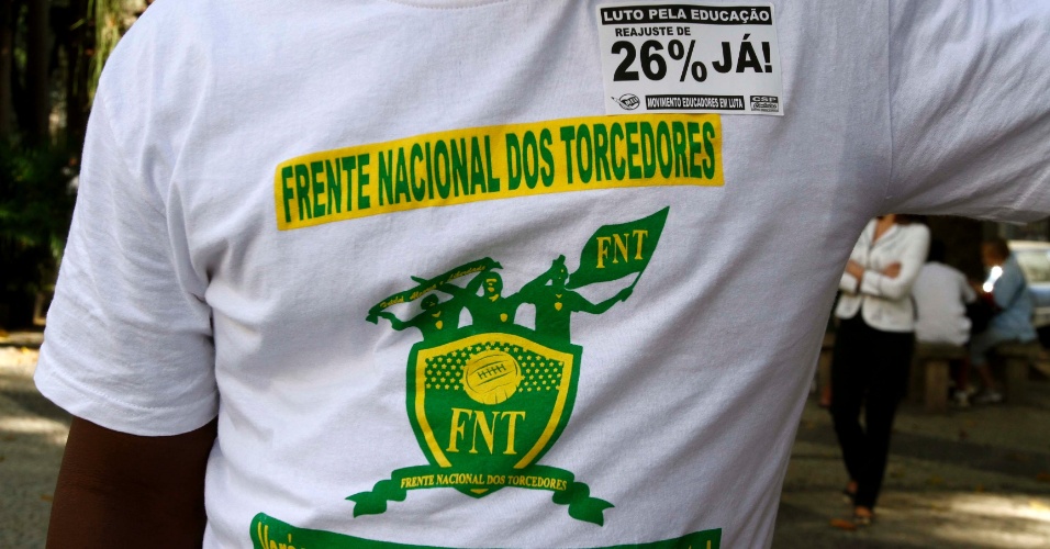 Manifestante mostra camisa de movimento contra Ricardo Teixeira durante ato público no Rio (30/07/2011)