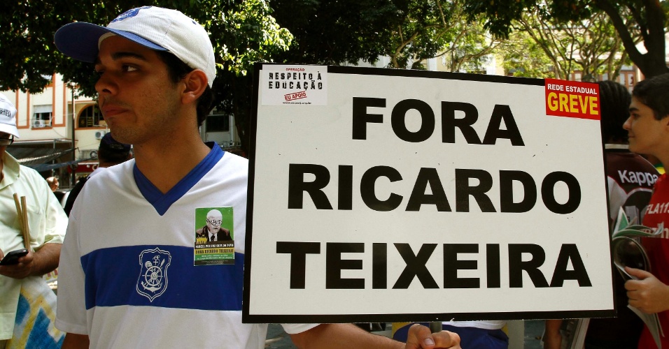 Manifestante segura placa contra Ricardo Teixeira durante manifestação no Rio de Janeiro (30/07/2011)