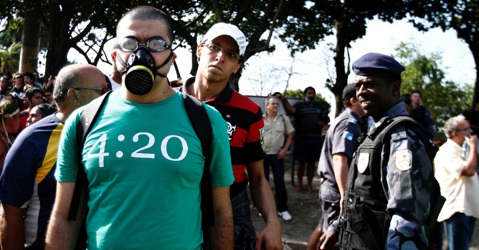Manifestante usa máscara durante protesto contra Ricardo Teixeira no Rio (30/07/2011)