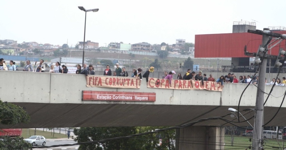 Manifestantes chamam a Fifa de corrupta em protesto contra os investimentos no estádio do Corinthians, em Itaquera (30/07/2011)