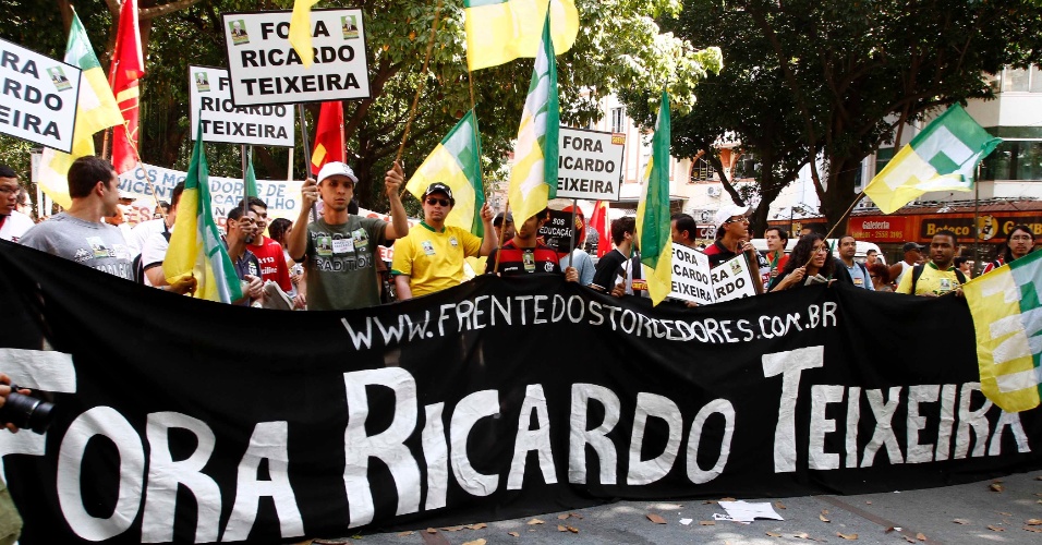 Manifestantes participam de protesto contra Ricardo Teixeira no Largo do Machado, no Rio de Janeiro (30/07/2011)