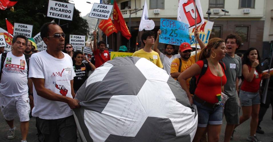 Manifestantes participam de protesto contra Ricardo Teixeira no Rio de Janeiro (30/07/2011)