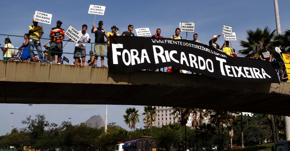 Manifestantes participam de protesto contra Ricardo Teixeira no Rio de Janeiro (30/07/2011)