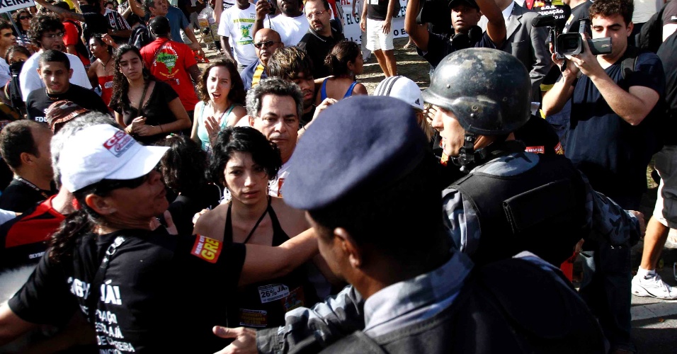 Polícia controla manifestação contra Ricardo Teixeira, que se uniu a protesto de professores no Rio de Janeiro (30/07/2011)