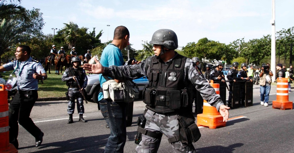 Polícia controla manifestação contra Ricardo Teixeira, que se uniu a protesto de professores no Rio de Janeiro (30/07/2011)