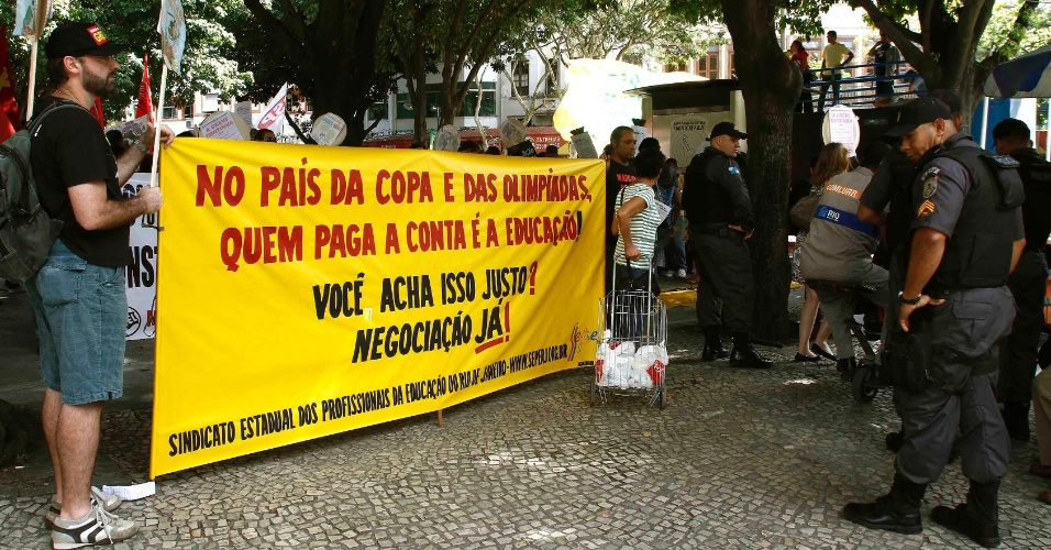 Protesto contra Ricardo Teixeira dividiu espaço com manifestação de professores no Rio de Janeiro (30/07/2011)