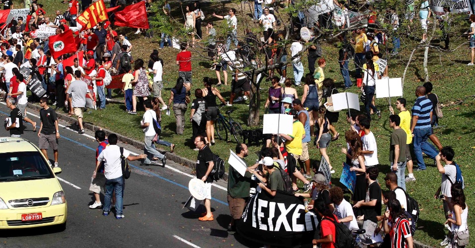 Protesto contra Ricardo Teixeira dividiu espaço com manifestação de professores no Rio de Janeiro (30/07/2011)